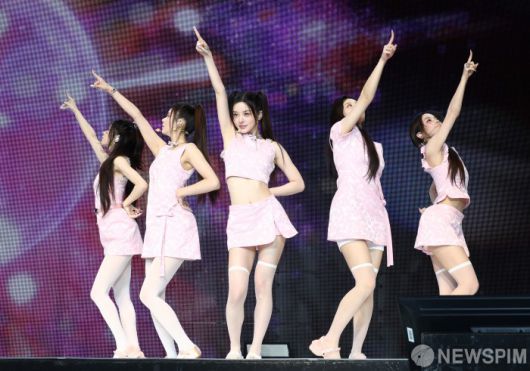 [서울=뉴스핌] 최지환 기자 = 걸그룹 아일릿(ILLIT) 멤버 윤아, 민주, 모카, 원희, 이로하가 16일 오후 서울 광진구 예스24 라이브홀에서 열린 미니 3집 'bomb' 미디어 쇼케이스에서 타이틀곡 '빌려온 고양이' 무대를 선보이고 있다. 새 미니 앨범 'bomb'은 아일릿의 당돌한 매력이 집약된 타이틀곡 '빌려온 고양이'를 비롯해 세상으로 나온 소녀들이 겪는 관계에 대한 이야기를 담은 곡들로 구성됐다. 2025.06.16 choipix16@newspim.com