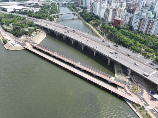 완공을 거의 앞둔 신 교량 통제 드론 샷 [사진=서울시]