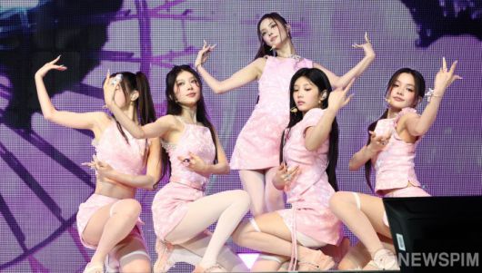 [서울=뉴스핌] 최지환 기자 = 걸그룹 아일릿(ILLIT) 멤버 윤아, 민주, 모카, 원희, 이로하가 16일 오후 서울 광진구 예스24 라이브홀에서 열린 미니 3집 'bomb' 미디어 쇼케이스에서 타이틀곡 '빌려온 고양이' 무대를 선보이고 있다. 새 미니 앨범 'bomb'은 아일릿의 당돌한 매력이 집약된 타이틀곡 '빌려온 고양이'를 비롯해 세상으로 나온 소녀들이 겪는 관계에 대한 이야기를 담은 곡들로 구성됐다. 2025.06.16 choipix16@newspim.com