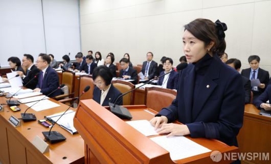 [서울=뉴스핌] 정일구 기자 = 강선우 국회 보건복지위원회 야당 간사가 18일 서울 여의도 국회에서 열린 보건복지위원회 전체회의에서 발언하고 있다. 2025.03.18 mironj19@newspim.com