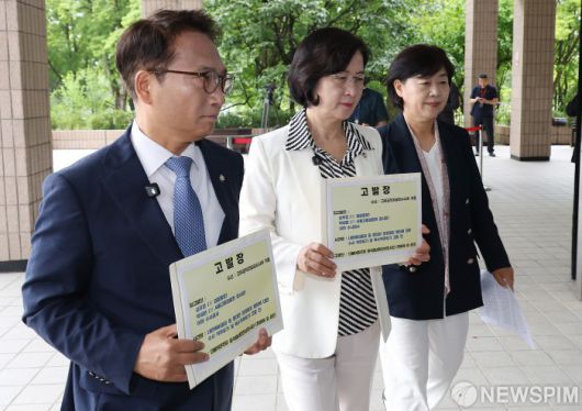 [과천=뉴스핌] 정일구 기자 = 더불어민주당 내란진상조사단 단장 추미애 의원(가운데)과 박선원 의원(왼쪽), 서영교 의원이 16일 오전 경기 과천시 정부과천청사 고위공직자범죄수사처(공수처)에 심우정 검찰총장과 박세현 검찰 비상계엄 특별수사본부장(서울고검장), 수사검사 등을 특수직무유기 혐의로 고발장 접수를 위해 민원실로 이동하고 있다. 2025.06.16 mironj19@newspim.com