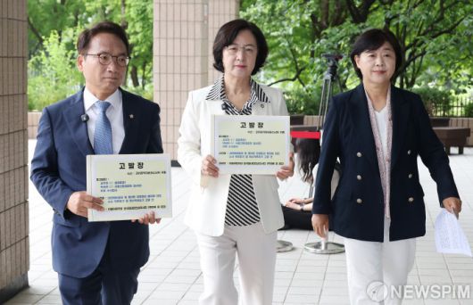 [과천=뉴스핌] 정일구 기자 = 더불어민주당 내란진상조사단 단장 추미애 의원(가운데)과 박선원 의원(왼쪽), 서영교 의원이 16일 오전 경기 과천시 정부과천청사 고위공직자범죄수사처(공수처)에 심우정 검찰총장과 박세현 검찰 비상계엄 특별수사본부장(서울고검장), 수사검사 등을 특수직무유기 혐의로 고발장 접수를 위해 민원실로 이동하고 있다. 2025.06.16 mironj19@newspim.com