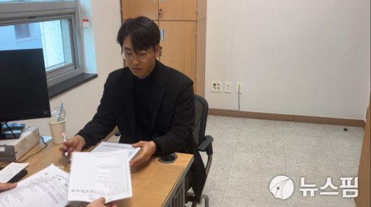 [세종=뉴스핌] 신도경 기자 =박정재 보건복지부 청년보좌역이 4월 세종시 조치원 보건소를 찾아 전국민 마음투자지원사업 참여를 위해 상담을 받고 있다. 2025.06.15 sdk1991@newspim.com