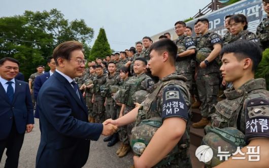 지난 13일 이재명 대통령이 경기도 연천군 육군 25사단 비룡전망대를 방문해 장병들을 격려하고 있다/사진=이재명 대통령 인스타그램