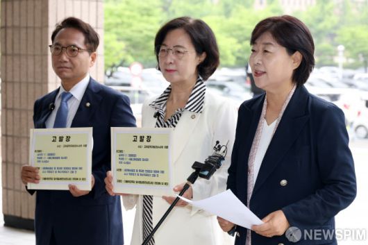 [과천=뉴스핌] 정일구 기자 = 더불어민주당 내란진상조사단 단장 추미애 의원(가운데)과 박선원 의원(왼쪽), 서영교 의원이 16일 오전 경기 과천시 정부과천청사 고위공직자범죄수사처(공수처)에 심우정 검찰총장과 박세현 검찰 비상계엄 특별수사본부장(서울고검장), 수사검사 등을 특수직무유기 혐의로 고발하기에 앞서 기자회견을 갖고 있다. 2025.06.16 mironj19@newspim.com