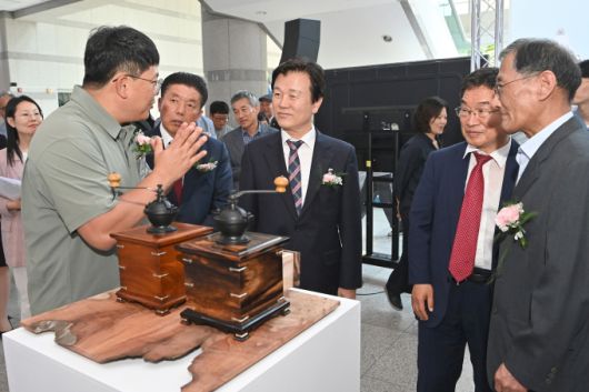 조규일 경남 진주시장(가운데)이 16일 시청 1층 로비에서 열린 '제39회 진주시 공예품 대전' 수상 작품을 감상하고 있다. [사진=진주시] 2025.06.16