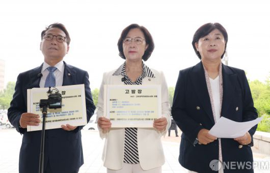 [과천=뉴스핌] 정일구 기자 = 더불어민주당 내란진상조사단 단장 추미애 의원(가운데)과 박선원 의원(왼쪽), 서영교 의원이 16일 오전 경기 과천시 정부과천청사 고위공직자범죄수사처(공수처)에 심우정 검찰총장과 박세현 검찰 비상계엄 특별수사본부장(서울고검장), 수사검사 등을 특수직무유기 혐의로 고발하기에 앞서 기자회견을 갖고 있다. 2025.06.16 mironj19@newspim.com