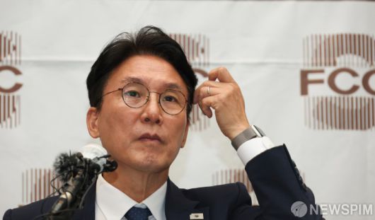 [서울=뉴스핌] 김학선 기자 = 김민석 국무총리 후보자가 17일 오후 서울 중구 프레스센터에서 열린 외신기자 간담회에서 머리를 쓰다듬고 있다. 2025.06.17 yooksa@newspim.com