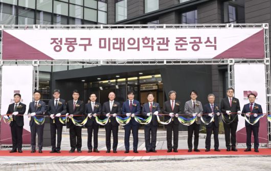 정몽구 미래의학관 준공식에서 정의선 현대차그룹 회장, 김재호 고려중앙학원 이사장, 김동원 고려대 총장, 승명호 교우회장 등 참석자들이 테이프커팅을 하고 있다. 사진 좌측으로부터 서동훈 안산병원장, 민병욱 구로병원장, 한승범 안암병원장, 편성범 의과대학장, 윤을식 의무부총장, 정의선 현대차그룹 회장, 김재호 고려중앙학원 이사장, 김동원 고려대 총장, 승명호 교우회장, 정순영 교무부총장, 윤성택 연구부총장, 송진원 대학원장, 윤형선 의대교우회장 [사진=현대차그룹]