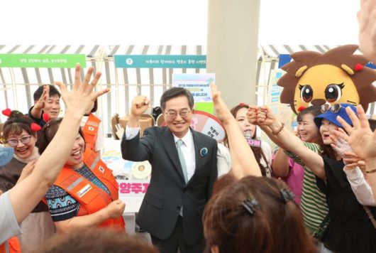 17일 오후 화성시 SINTEX에서 열린 2025년 경기도 자원봉사대회에 참석한 김동연 경기도지사가 자원봉사 박람회 부스 라운딩 및 격려를 하고 있다. [사진=경기도]