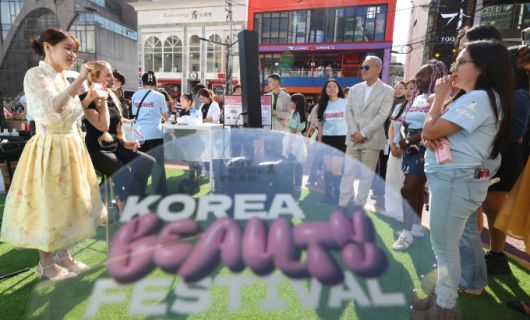 [서울=뉴스핌] 김용석 기자 = 유인촌 문화체육관광부 장관이 1일 코리아뷰티페스티벌 현장을 찾아 외국인 관광객과 함께 메이크업 시연을 지켜보고 있다. [사진= 문체부] 2024.06.01 fineview@newspim.com