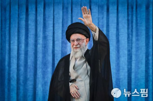 아야톨라 알리 하메네이 이란 최고지도자가 지난 4일(현지시간) 1979년 이슬람 혁명의 지도자인 루홀라 호메이니 아야톨라 사망 36주년을 맞아 테헤란 남부 호메이니 기념관에서 연설하는 모습. [사진=로이터 뉴스핌