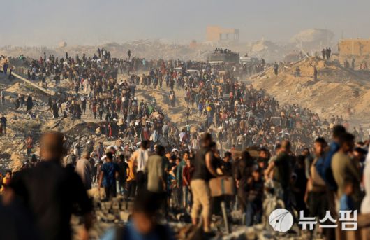 16일(현지시간) 가자지구 북부 베이트라히아에서 팔레스타인 주민들이 구호품을 받기 위해 길게 줄선 모습. [사진=로이터 뉴스핌]