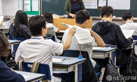 [서울=뉴스핌] 사진공동취재단 =대학수학능력시험 6월 모의평가 시행일인 4일 오전 서울 금천구 금천고등학교에서 학생들이 답안지를 배부받고 있다.2025.06.04 photo@newspim.com