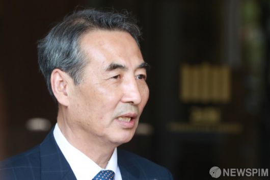 [서울=뉴스핌] 이형석 기자 = 윤석열 전 대통령의 부인 김건희 여사 관련 의혹을 수사하는 민중기 특별검사가 18일 오후 서울 서초동 서울중앙지방검찰청에서 박승환 검사장 직무대리와 면담을 마친 뒤 취재진의 질문에 답하고 있다. 2025.06.18 leehs@newspim.com