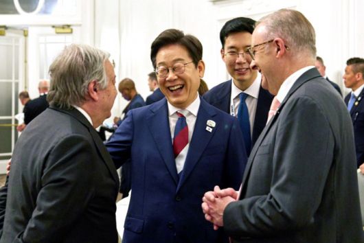 [서울=뉴스핌] G7 정상회담 참석을 위해 1박 3일 일정으로 캐나다를 방문한 이재명 대통령이 16일 앨버타 주수상 주최 리셉션에서 안토니우 구테흐스 유엔(UN) 사무총장 등 참석자들과 대화를 나누고 있다. [사진=대통령실] 2025.06.17 photo@newspim.com