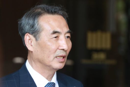 [서울=뉴스핌] 이형석 기자 = 윤석열 전 대통령의 부인 김건희 여사 관련 의혹을 수사하는 민중기 특별검사가 18일 오후 서울 서초동 서울중앙지방검찰청에서 박승환 검사장 직무대리와 면담을 마친 뒤 취재진의 질문에 답하고 있다. 2025.06.18 leehs@newspim.com