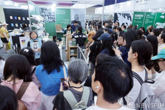 [서울=뉴스핌] 이길동 기자 = 18일  서울 강남구 코엑스에서  열린 2025 서울국제도서전에서 문재인 전 대통령의 평산 책방이  관람객들로 붐비고 있다. 2025.06.18 gdlee@newspim.com