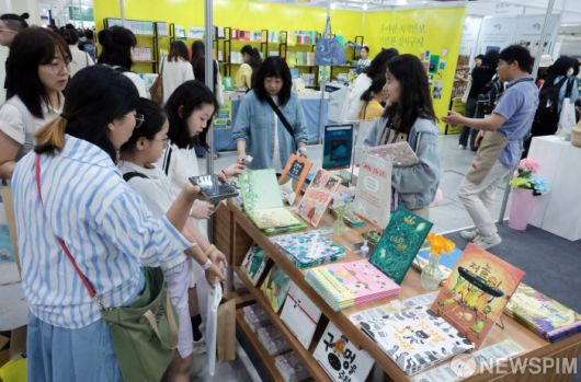 [서울=뉴스핌] 이길동 기자 = 18일  서울 강남구 코엑스에서  열린 2025 서울국제도서전에 관람객들이 붐비고 있다. 2025.06.18 gdlee@newspim.com