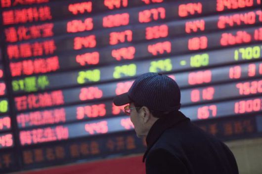 [사진 신화사 = 뉴스핌 특약] 중국 증권사 객장에서 한 투자자가 주식 시세 전광판을 바라보고 있다.