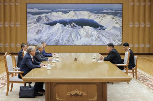 [서울=뉴스핌] 이영종 통일전문기자 = 김정은 북한 국무위원장이 17일 평양을 방문한 세르게이 쇼이구 러시아 안전보장이사회 서기와 환담하고 있다. 맨 왼쪽은 알렉산드르 마체고라 주북 러시아 대사. [사진=노동신문 홈페이지] 2025.06.18 yjlee@newspim.com