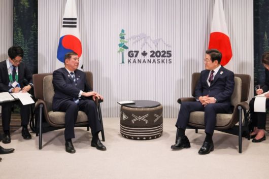 이재명 대통령(오른쪽)과 이시바 시게루 일본 총리가 17일(현지시간) 캐나다 앨버타주 캐내내스키스 주요 7개국(G7) 정상회의를 계기로 첫번째 한일 정상회담을 하고 있다. [사진=일본 외무성 홈페이지] 2025.06.18