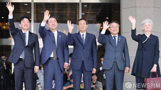 [성남=뉴스핌] 김학선 기자 = 강훈식 대통령 비서실장(왼쪽부터), 김병기 더불어민주당 당대표 직무대행 겸 원내대표, 우상호 정무수석, 고기동 행정안전부 장관 직무대행, 타마라 모휘니 주한캐나다대사가 16일 오후 경기도 성남 서울공항에서 캐나다에서 열리는 주요7개국(G7) 정상회의 참석차 출국하는 이재명 대통령이 탑승한 공군 1호기를 향해 손을 흔들고 있다. 2025.06.16 yooksa@newspim.com