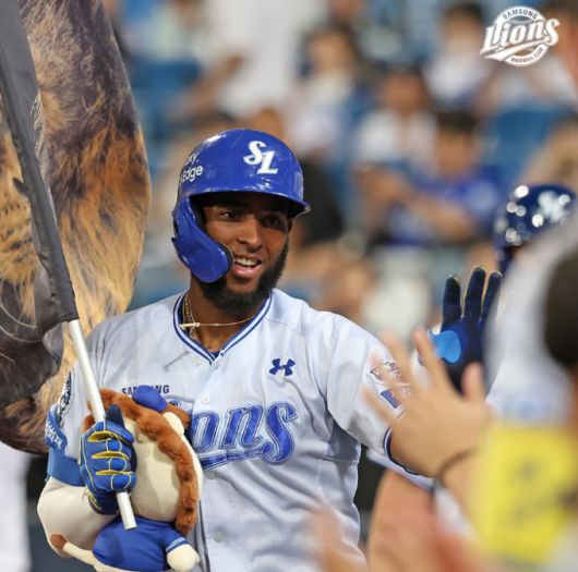 [서울=뉴스핌] 삼성의 외국인 타자 르윈 디아즈가 지난 18일 대구 두산전에서 6회 2점 홈런을 기록한 뒤 하이파이브 하고 있다. [사진 = 삼성] 2025.06.18 wcn05002@newspim.com