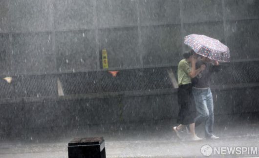 [서울=뉴스핌] 최지환 기자 = 20일 전국 대부분 지역에 장맛비가 내릴 것으로 전망된다. 사진은 지난 16일 오후 서울 영등포구 영등포경찰서 인근에서 시민들이 우산을 쓰고 이동하고 있는 모습. 2025.06.16 choipix16@newspim.com