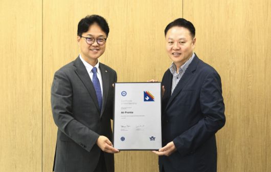 19일 오후 서울 강서구에 위치한 에어프레미아 대회의실에서 김백재 IATA 한국지사장(왼쪽)과 유명섭 에어프레미아 대표가 정회원 자격 인증서를 들고 기념촬영을 하고 있다. [사진=에어프레미아]
