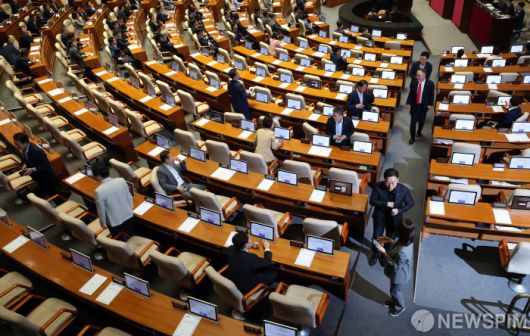 [서울=뉴스핌] 정일구 기자 = 5일 오후 서울 여의도 국회에서 열린 제426회 국회(임시회) 제1차 본회의에서 검사징계법 일부개정법률안 상정에 반발하며 국민의힘 의원들이 퇴장하고 있다. 2025.06.05 mironj19@newspim.com