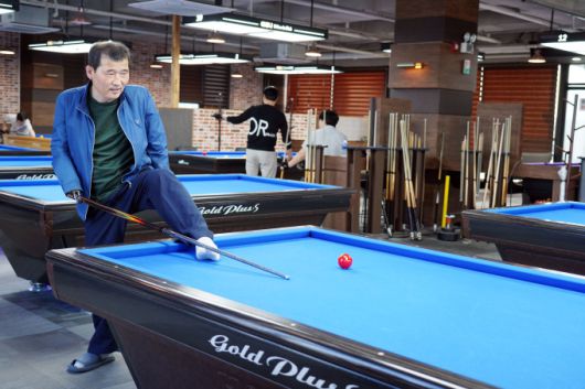 에코프로 온누리스포츠단 소속 이강우 선수가 당구장에서 훈련하는 모습 [사진=에코프로]