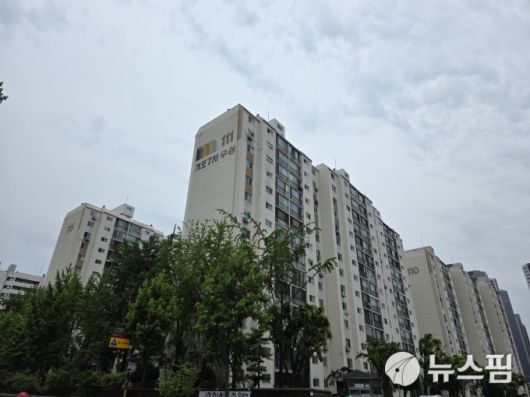 [서울=뉴스핌] 송현도 기자 = 개포우성7차 재건축 사업은 현재 802가구 규모의 단지를 지하 3층~지상 35층, 1122가구(임대 113가구 포함)의 대규모 단지로 탈바꿈시키는 프로젝트다. 개포우성7차는 3호선 대청역 인접성과 일원초·영희초·중동중·중동고 등 우수한 학군을 갖춰 입지 경쟁력이 높은 사업장으로 평가된다. 2025.05.23 dosong@newspim.com