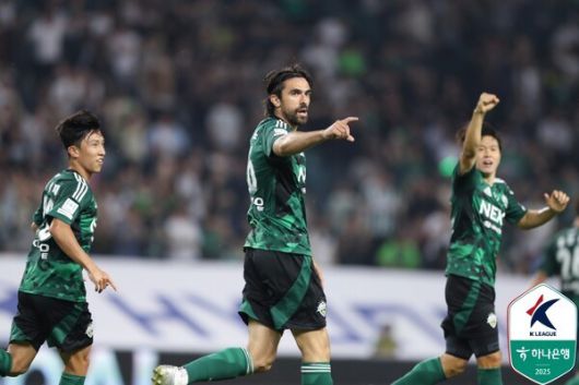 [서울=뉴스핌] 손지호 인턴기자 = 프로축구 K리그1 전북 현대 콤파뇨가 득점 후 기뻐하고 있다. [사진=한국프로축구연맹] 2025.06.19 thswlgh50@newspim.com