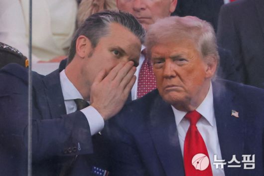 피트 헤그세스 미 국방장관이 지난 14일(현지시간) 워싱턴 D.C.에서 열린 미 육군 창설 250주년 퍼레이드 중 도널드 트럼프 미국 대통령과 대화를 나누고 있다. 이날은 트럼프 대통령의 79번째 생일이기도 했다.[사진=로이터 뉴스핌] 2025.06.15 mj72284@newspim.com