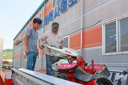 농업기술센터 직원이 농기계 사용법을 설명하고 있다. [사진=괴산군] 2025.06.19 baek3413@newspim.com