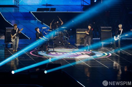 [서울=뉴스핌] 류기찬 인턴기자 = 밴드 엔플라잉(N.Flying)이 19일 오후 서울 송파구 KSPO돔(올림픽체조경기장)에서 열린 '2025 마이케이 페스타'(2025 MyK FESTA) K-팝 콘서트에서 무대를 선보이고 있다. 2025.06.19 ryuchan0925@newspim.com