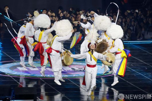 [서울=뉴스핌] 류기찬 인턴기자 = 모던 테이블, 연희컴퍼니 유희가 19일 오후 서울 송파구 KSPO돔(올림픽체조경기장)에서 열린 '2025 마이케이 페스타'(2025 MyK FESTA) 개막공연에서 무대를 선보이고 있다. 2025.06.19 ryuchan0925@newspim.com