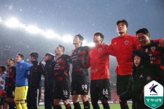 [서울=뉴스핌] 포항스틸러스 선수들이 승리 후 기뻐하고 있다. [사진=한국프로축구연맹] 2025.04.16 thswlgh50@newspim.com