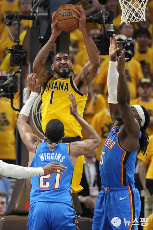[인디애나 로이터=뉴스핌] 장환수 스포츠전문기자= 인디애나 포워드 오비 토핀(뒤)이 20일 파이널 홈 6차전에서 오클라호마시티 선수 2명을 앞에 둔 채 점프슛을 날리고 있다. 2025.06.20 zangpabo@newspim.com