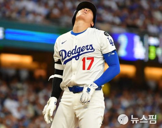 [로스앤젤레스 로이터 =뉴스핌] 박상욱 기자 = 오타니가 18일 MLB 샌디에이고전 3회말 공에 맞고 고통스러워 하고 있다. 2025.6.20 psoq1337@newspim.com