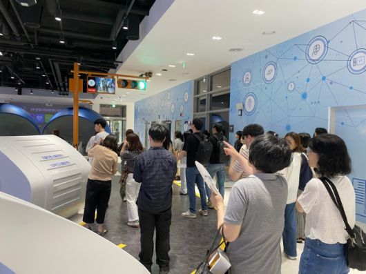 지난 19일 안양예술공원에서 우리 고장 바로 알기 교사 연수에 참여한 교사들이 기념촬영을 하고 있다. [사진=안양시]