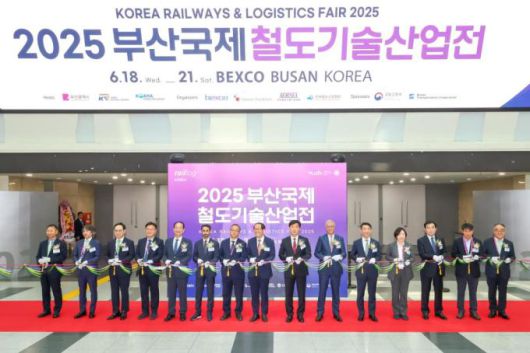 이성해 국가철도공단 이사장(왼쪽에서 다섯번 째)이 18일( 부산 벡스코에서 개최된 '2025 부산국제철도기술산업전' 개막식 행사에 참석해 기념촬영을 하고 있다. [사진=국가철도공단]