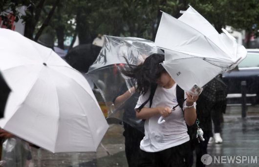 [서울=뉴스핌] 최지환 기자 = 본격적인 장마가 시작된 20일 오후 서울 영등포구 여의도 거리에서 시민들이 우산을 쓰고 이동하고 있다. 2025.06.20 choipix16@newspim.com