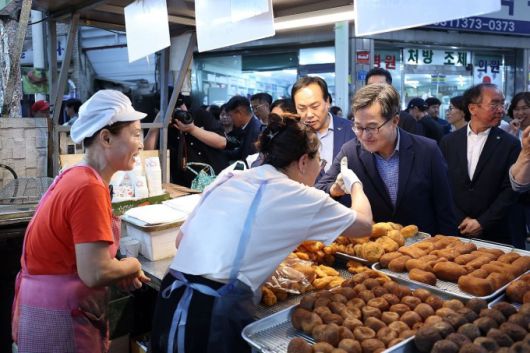 21일 오후 오산 오색시장에서 열린 경기 살리기 통큰세일행사에서 김동연 경기도지사가 오색시장 방문(상인 격려 및 장보기)을 하고 있다. [사진=경기도]