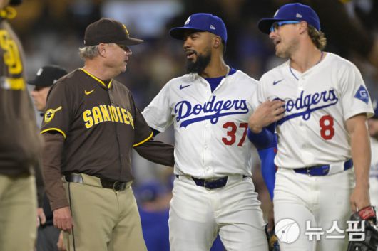 [로스앤젤레스 로이터=뉴스핌] 장환수 스포츠전문기자= 샌디에이고 마이크 실트 감독이 20일 LA 다저스와 원정경기에서 9회 그라운드로 뛰쳐나와 테오스카 에르난데스, 엔리케 에르난데스에 어필을 하고 있다. 2025.06.21 zangpabo@newspim.com
