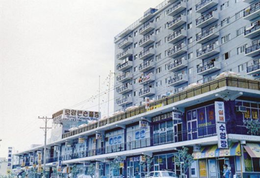 [서울=뉴스핌] 김용석 기자 = 1973년 로얄맨션 노선 상가. [사진= 국가기록원] 2025.06.20 fineview@newspim.com