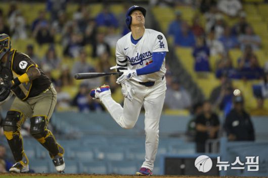 [로스앤젤레스 로이터=뉴스핌] 장환수 스포츠전문기자= LA 다저스 오타니 쇼헤이가 20일 샌디에이고와 홈 4연전 마지막 경기에서 9회말 보복성 빈볼을 맞은 뒤 아파하고 있다. 2025.06.21 zangpabo@newspim.com