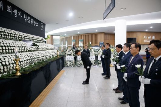 경기도가 화성 전지공장 화재사고 1주기를 맞아, 참사의 전말과 원인, 대응 및 정책 전환의 과정을 담은 종합보고서 《눈물까지 통역해 달라 – 경기도 전지공장 화재사고, 그 기록과 과제》를 오는 24일 발간한다. [사진=경기도]