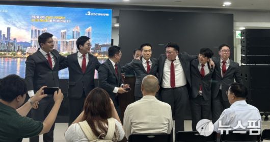 HDC현산 임직원들이 용산정비창 전면1구역 시공자로 선정된 후 조합에 감사 인사를 하고 있다. [서울=뉴스핌] 조수민 기자 =  2025.06.22 blue99@newspim.com